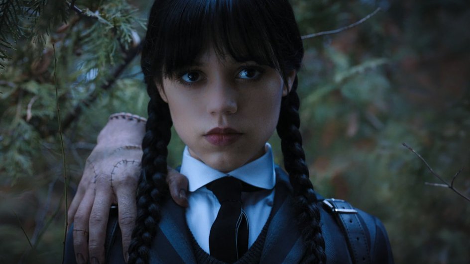 Дженна Ортега в роли Уэнсдэй Аддамс в сериале «Уэнсдэй» Дженна Ортега в роли Уэнсдэй Аддамс в сериале «Уэнсдэй»
