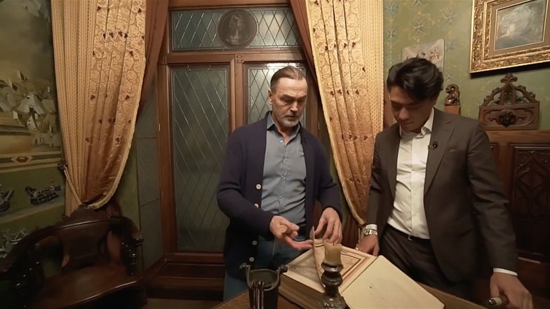 Никас Сафронов проводит экскурсию по своей квартире. Фото: youtube.com: Sold Out Vadim Bogach