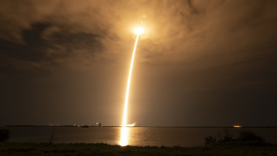 След от ракеты Falcon 9 во время 500-го запуска След от ракеты Falcon 9 во время 500-го запуска
