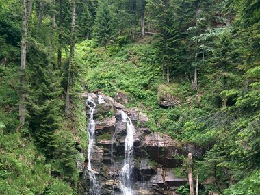Slide image for gallery: 7428 | Чтобы добраться к водопадам в парке «Менделиха», придется немного попотеть.