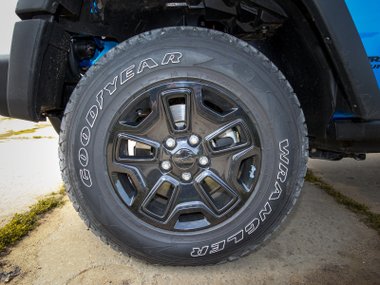 slide image for gallery: 17655 | Jeep Wrangler