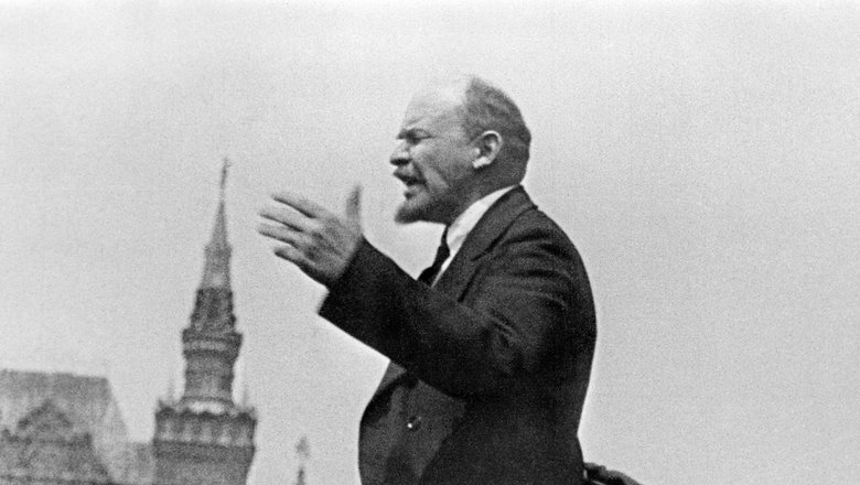 Владимир Ильич Ленин выступает с речью перед воинами Всеобуча (всеобщее военное обучение) во время парада на Красной площади. 