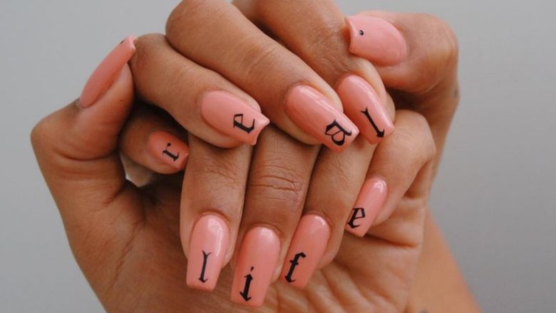 Квадратные ногти с буквами (источник: соцсети)