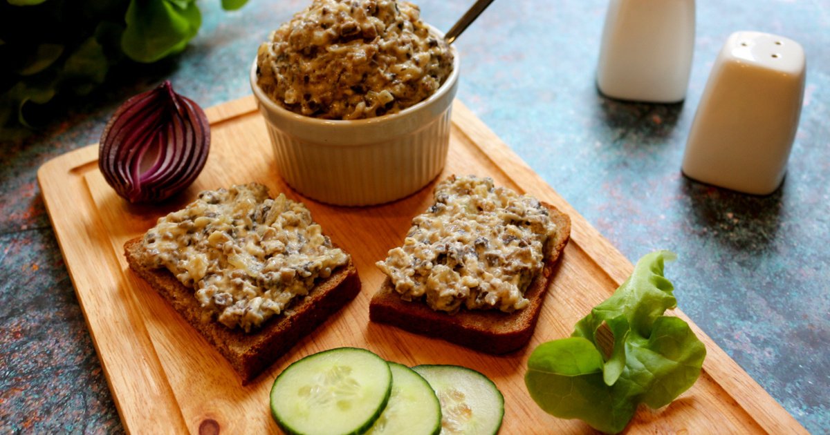 Намазка на тост 8 букв. Грибная намазка. Намазка на бутерброды. Вкусная намазка на хлеб. Сливочное масло на хлебе.