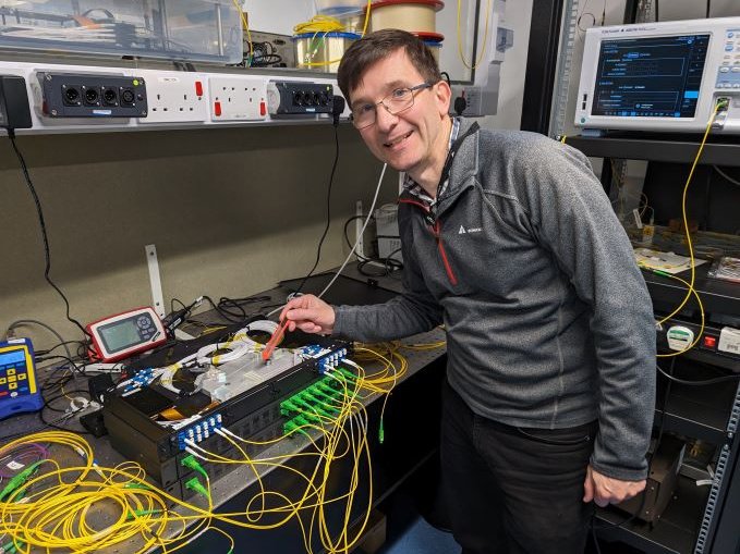 Доктор Ян Филлипс с устройством управления длиной волны. Источник: Астонский университет
