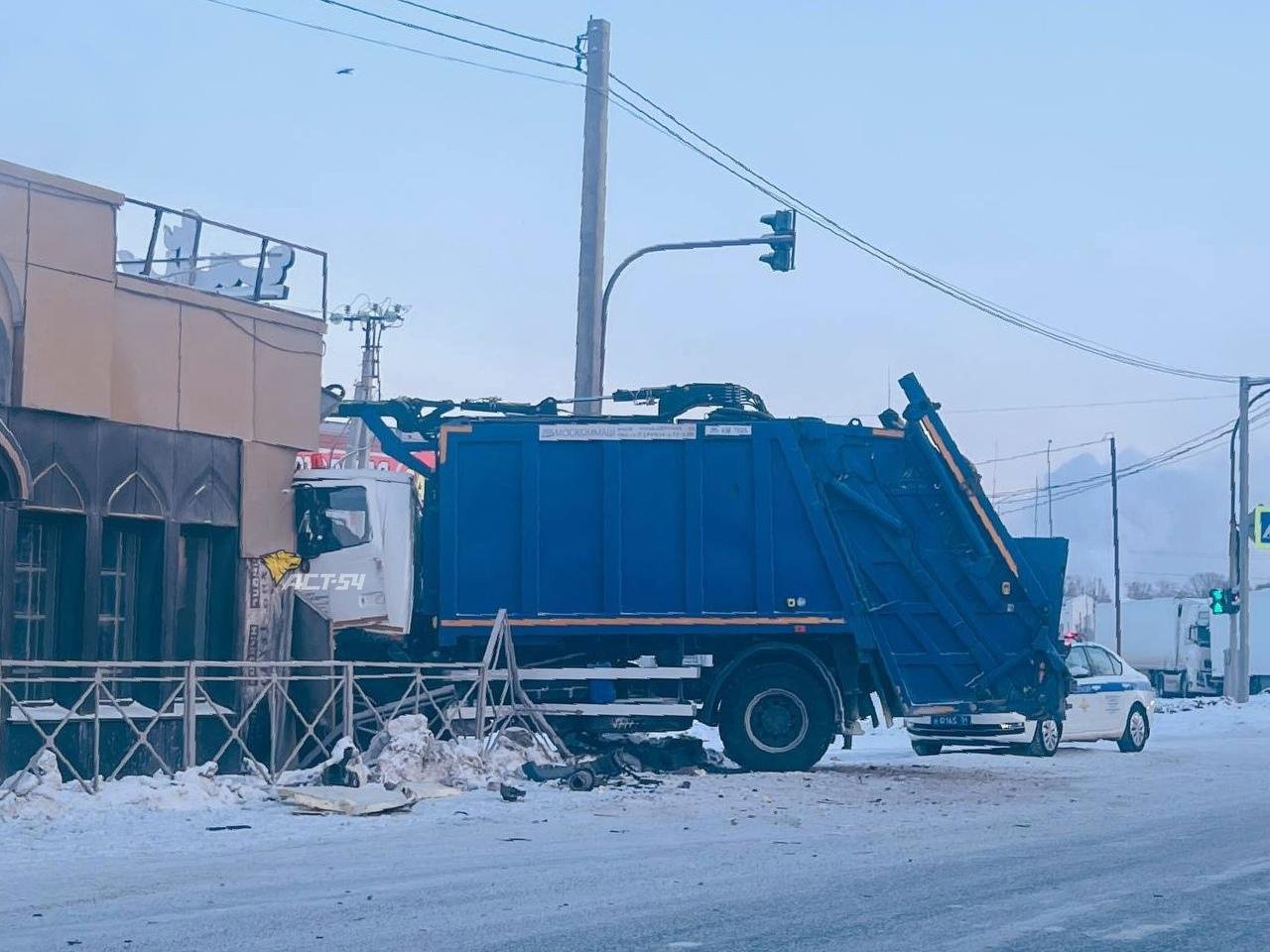 В Новосибирске произошло ДТП с участием мусоровоза и грузовика - Новости  Mail.ru