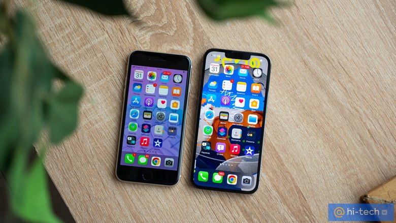 Слева iPhone SE (2022), справа iPhone 13 Pro