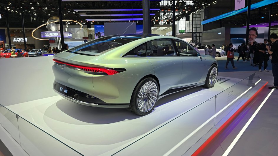 Седан Buick Electra GS на автосалоне в Шанхае Седан Buick Electra GS на автосалоне в Шанхае