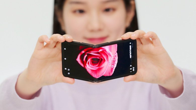 Прототип смартфона с экраном Flex In & Out. Фото: Samsung