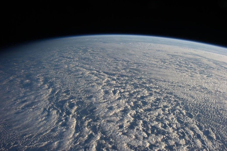 Слоисто-кучевые облака, сфотографированные членами экипажа на борту Международной космической станции, когда она пролетала над северо-западной частью Тихого океана. Изображение: NASA