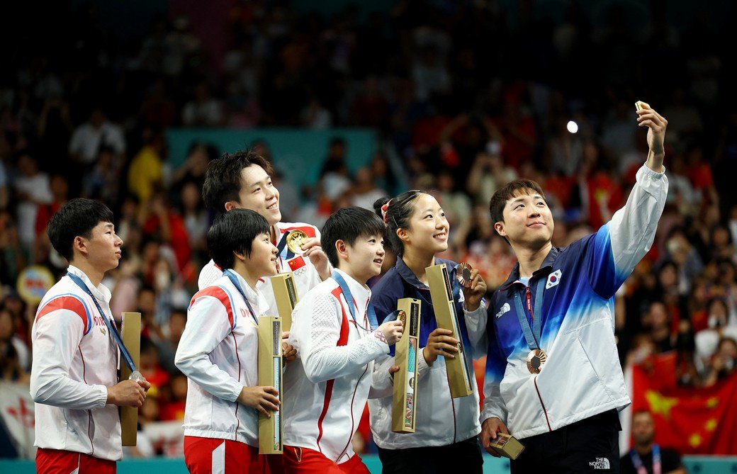 Спортсмены из КНДР и Южной Кореи сделали селфи на Олимпиаде: видео