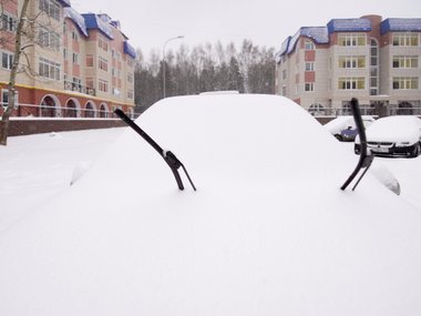 Серия мощных циклонов, которые принесли в Москву сильнейшие за последние полвека снегопады, а также острый дефицит свободных парковочных мест во дворах, простимулировала активность на рынке машино-мест