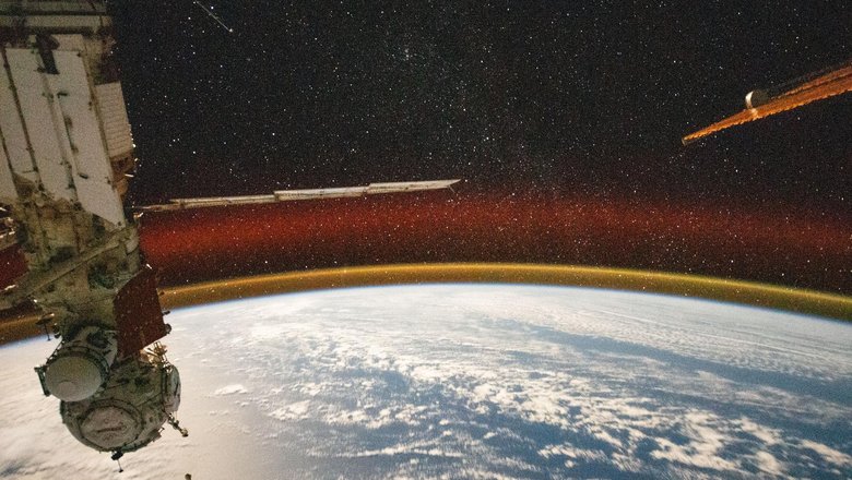 На этом снимке видно свечение атмосферы Земли и звездное небо на высоте 415 километров над Тихим океаном.