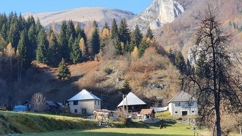 Село Любнице в Черногории днем, пейзаж весной.