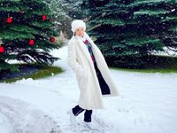Content image for: 514198 | Снегурочка: Татьяна Навка прогулялась по снегу в белой шубе