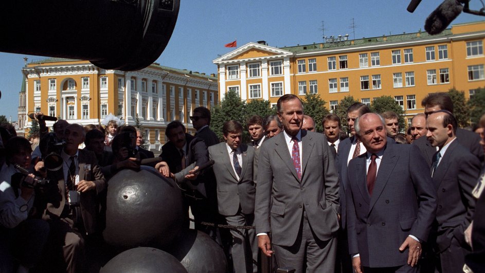 Джордж Буш-старший и Михаил Горбачев у Царь-пушки, 1991 год Джордж Буш-старший и Михаил Горбачев у Царь-пушки, 1991 год