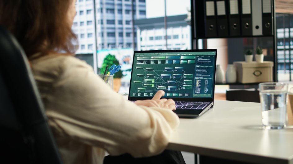Девушка работает за ноутбуком Девушка работает за ноутбуком