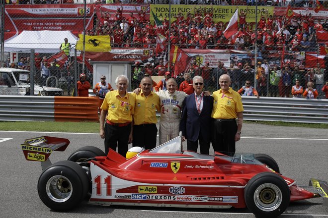 Джоди Шектер (в центре) рядом с чемпионским Ferrari Джоди Шектер (в центре) рядом с чемпионским Ferrari