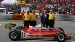 Джоди Шектер (в центре) рядом с чемпионским Ferrari