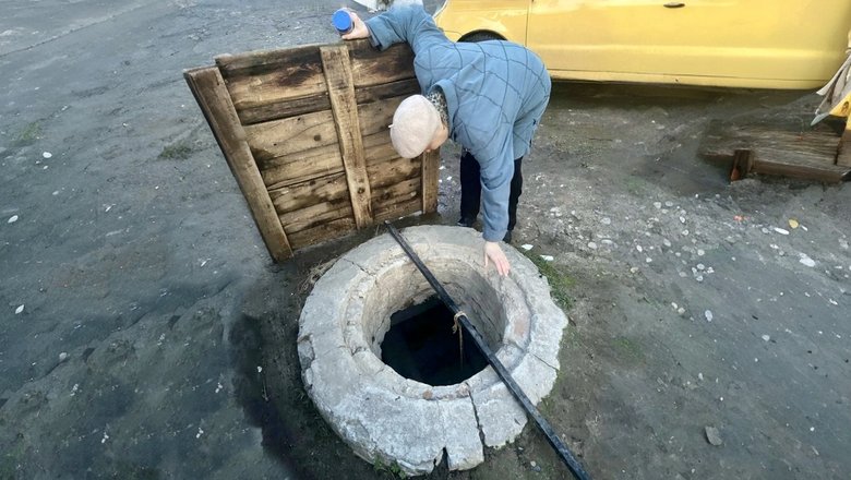 Пенсионерка кормит щенка. Пенсионерка кормит щенка.