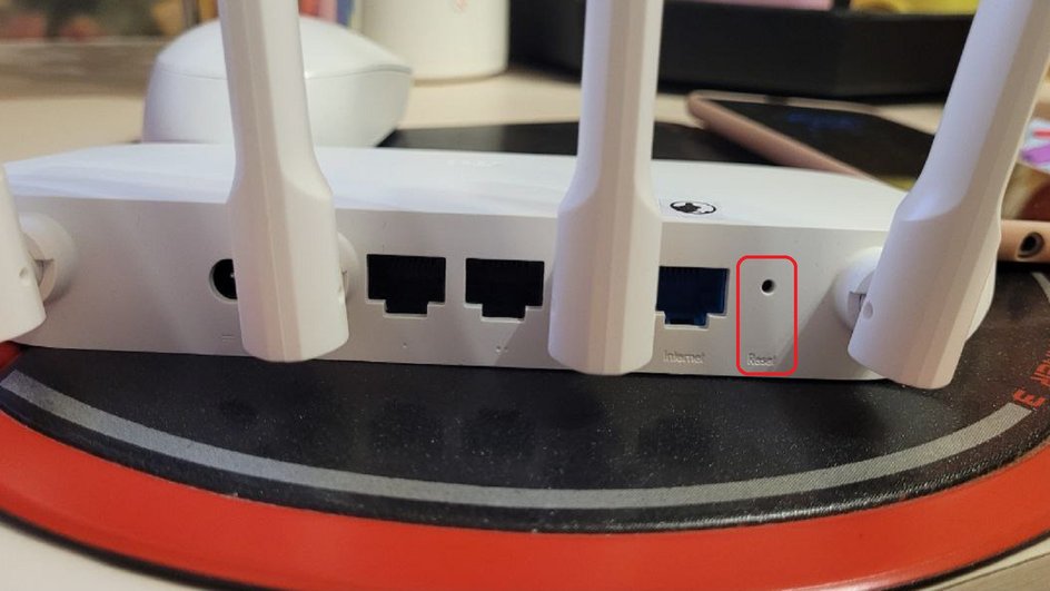 Кнопка Reset на задней панели маршрутизатора Xiaomi Mi WI-Fi Router 4A.