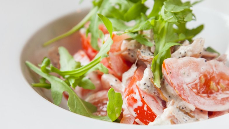 Slide image for gallery: 7242 | Новый вкус простому салату из помидоров придает маковая заправка.
