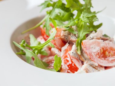 Slide image for gallery: 7242 | Новый вкус простому салату из помидоров придает маковая заправка.