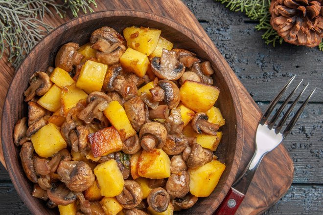 Жареная картошка с шампиньонами, жареный картофель с грибами, картошка с грибами