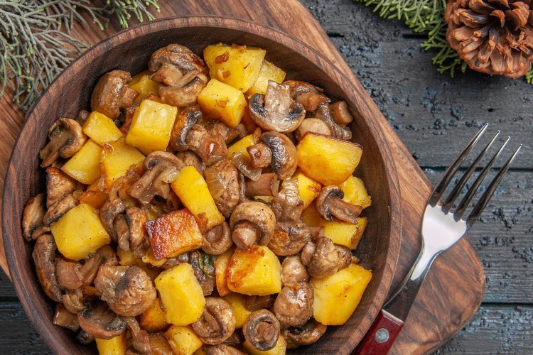 Жареная картошка с шампиньонами, жареный картофель с грибами, картошка с грибами
