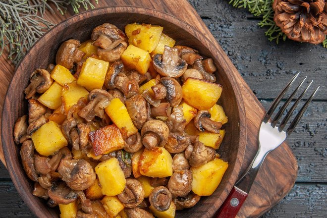 Жареная картошка с шампиньонами, жареный картофель с грибами, картошка с грибами