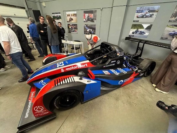 В Москве представлен первый в России гоночный автомобиль класса CN с гибридным двигателем В Москве представлен первый в России гоночный автомобиль класса CN с гибридным двигателем