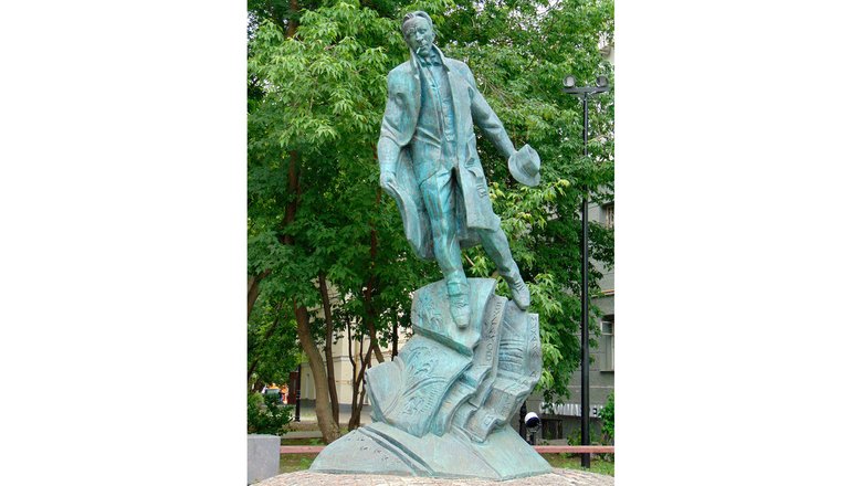 Прогулку по местам Михаила Булгакова можно начать с памятника на Большой Пироговской в Москве.