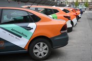 Автомобили различных каршеринговых компаний на одной из улиц в центре Москвы.
