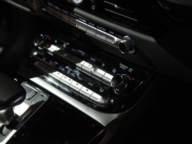 slide image for gallery: 19755 | Hyundai Genesis G90