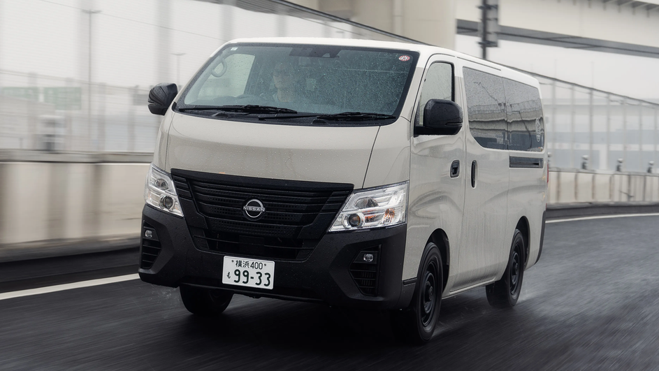 Микроавтобус фирмы Nissan модели Caravan Микроавтобус фирмы Nissan модели Caravan