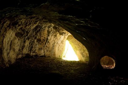 Так выглядит вход в пещеру и сама пещера внутри. Источник: Miron Bogacki/University of Warsaw