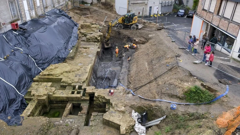 Археологи раскапывают ров в регионе Бретань во Франции.