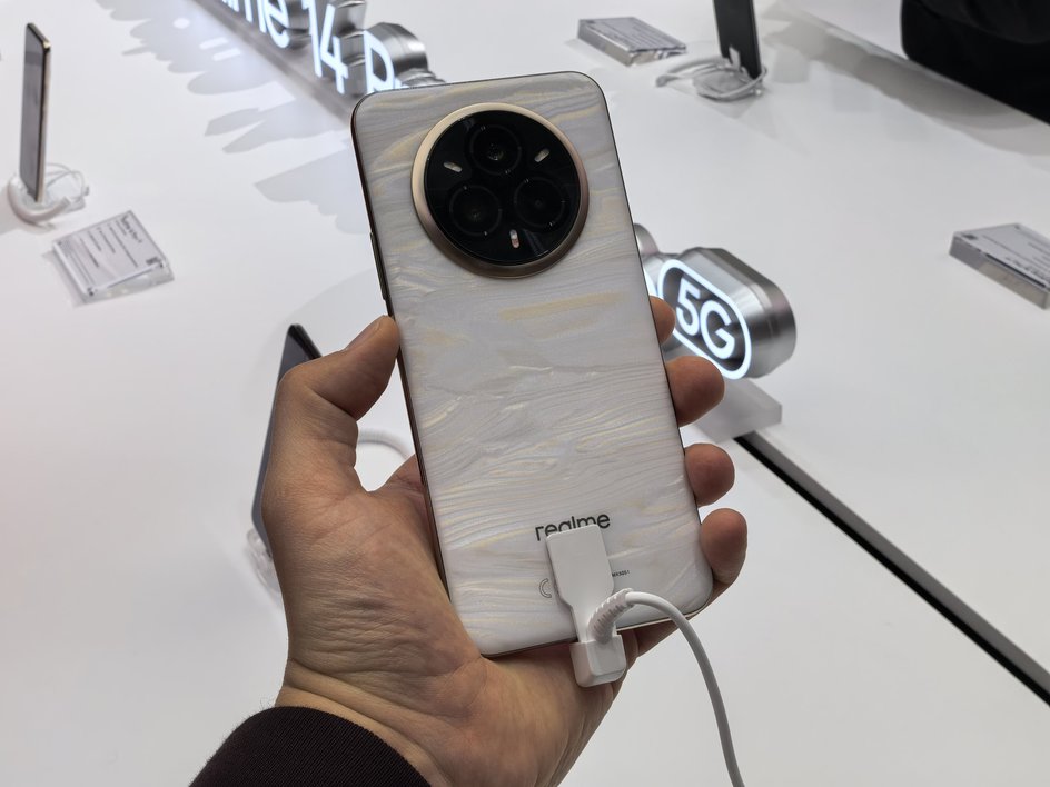realme 14 Pro+ в руке realme 14 Pro+ в руке