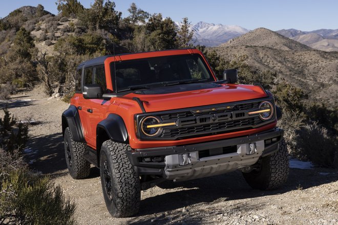 ford-bronco-raptor-breaks-cover-with-400-horsepower-and-extreme-off-roading-skills_13.jpeg