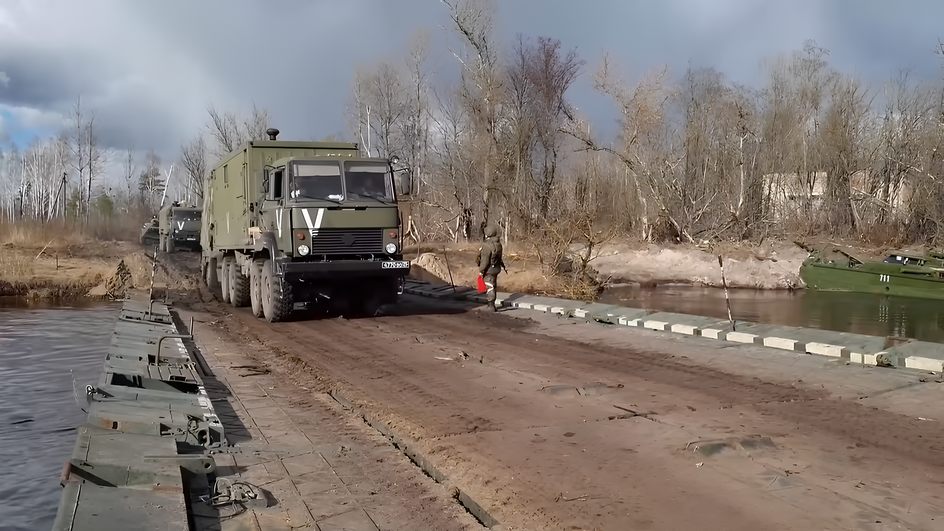 Российские военные автомобилисты форсируют реку Российские военные автомобилисты форсируют реку