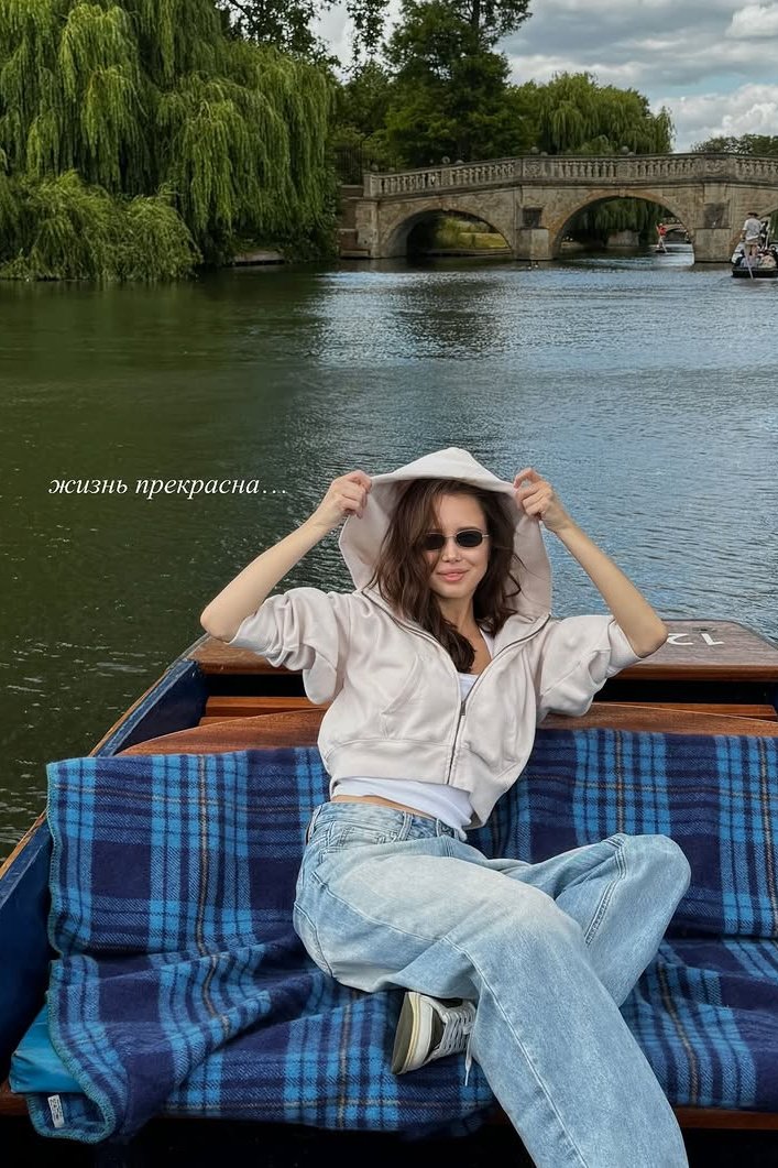 Невеста Лепса в укороченном топе снялась на лодке в Лондоне Невеста Лепса в укороченном топе снялась на лодке в Лондоне