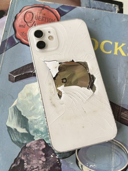 https://www.reddit.com/r/iphone/comments/1avz5uo/do_not_stick_anything_adhesive_on_your_back_glass/