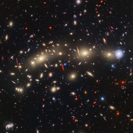 Панхроматическое фото скопления галактик MACS0416. Фото создано путем объединения инфракрасных наблюдений «Уэбба» с данными видимого света «Хаббла». Источник: ESA
