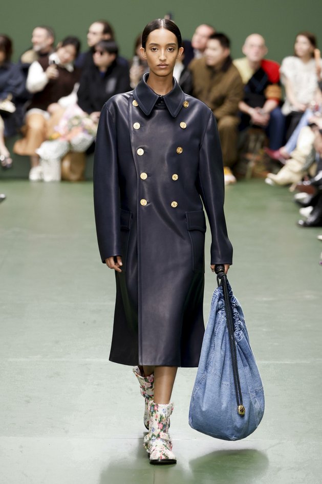 Модель на шоу Loewe Модель на шоу Loewe