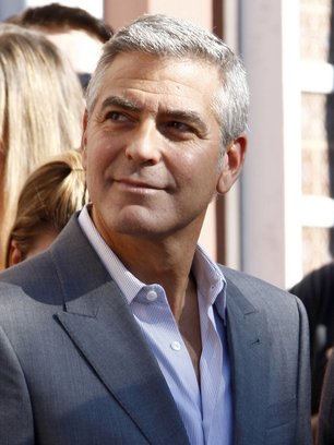 Slide image for gallery: 10017 | Джордж Клуни. Актер начал седеть, когда ему было около сорока. Долгое время он скрывал и закрашивал седину. Актер позволил себе расслабиться, когда ему было уже под 50 – и, кажется, только приобрел от этого: стал выглядеть