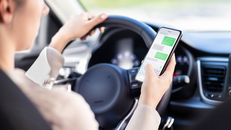 Можно ли водителю пользоваться мобильным телефоном