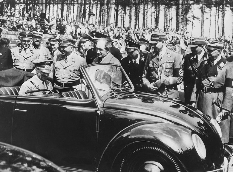 Адольф Гитлер в первом «Жуке» Volkswagen (1937 год). Фото (c) AFP