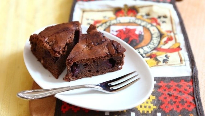 Шоколадно-миндальный пирог с вишней — рецепт с фото пошагово