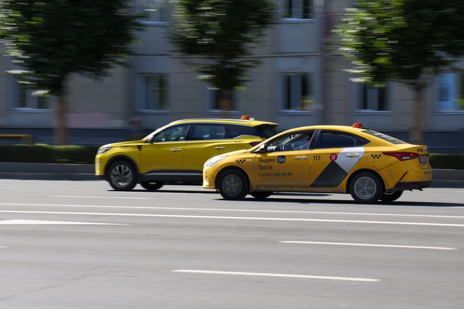 Автомобили такси на улице Земляной вал Автомобили такси на улице Земляной вал