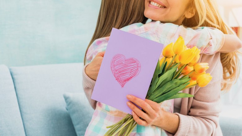 25+ идей, что подарить на День матери